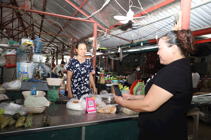 Phúc Sơn đưa thanh toán số vào chợ truyền thống
