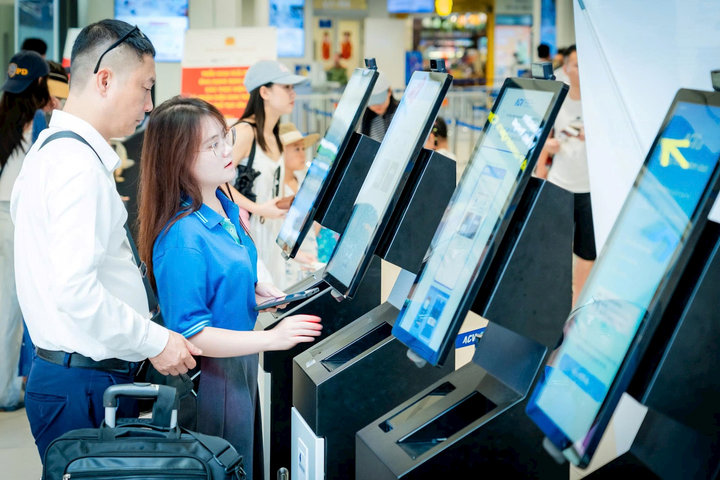 Sân bay Nội Bài mở thêm kiosk sinh trắc học nhằm đáp ứng nhu cầu tăng cao của hành khách