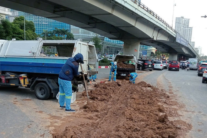 Xe chở vật liệu rơi vãi ra đường: Cần xử lý từ gốc