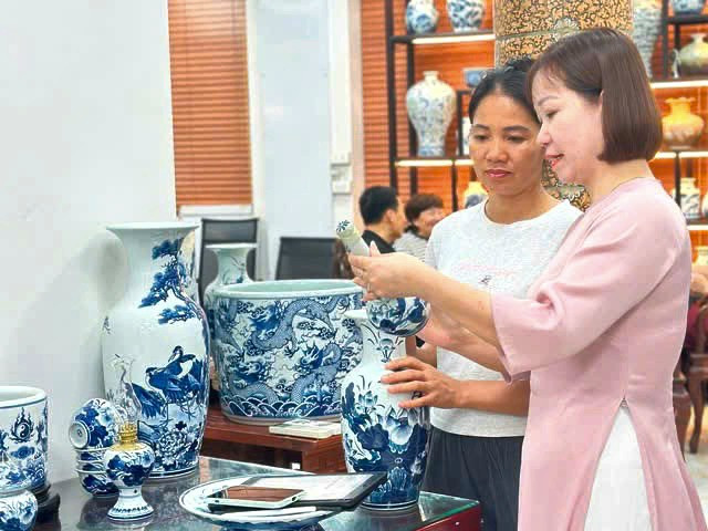 Bát Tràng định hướng phát triển kinh tế đêm gắn với bảo tồn làng