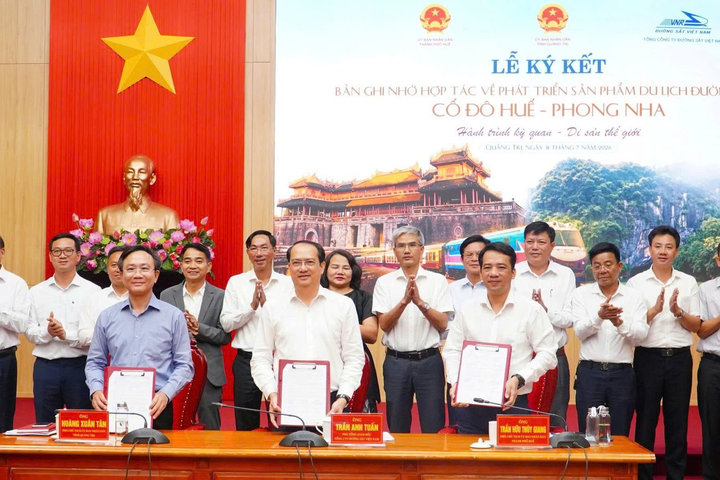 Khai thác đôi tàu du lịch Huế - Phong Nha từ ngày 28-8