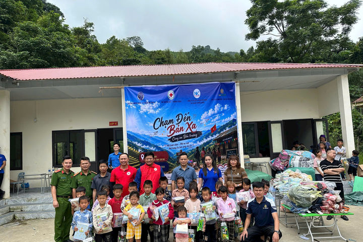 Hội Chữ thập đỏ xã Chương Dương mang yêu thương đến với trẻ em vùng cao Lào Cai