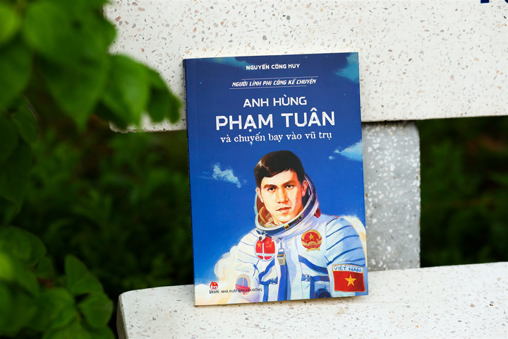 Cùng "Anh hùng Phạm Tuân và chuyến bay vào vũ trụ"