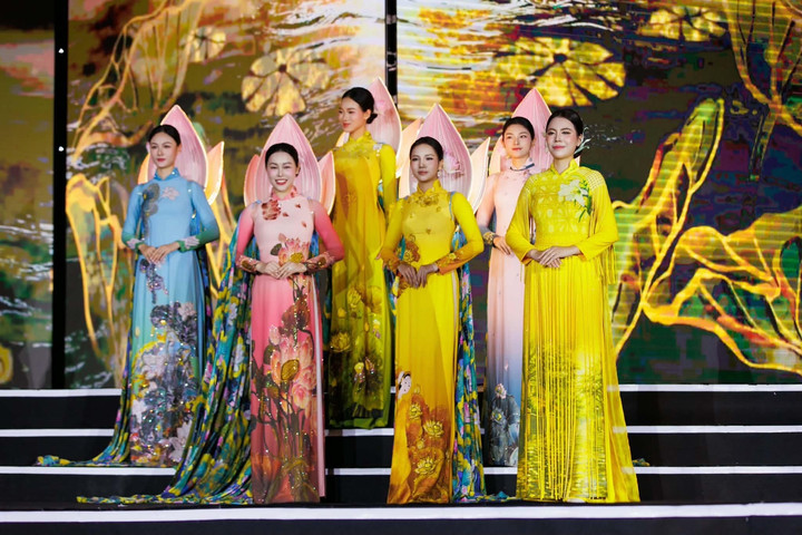 “Hoa Hà Nội” rạng rỡ trong bộ sưu tập áo dài mới của nhà thiết kế Thoa Trần