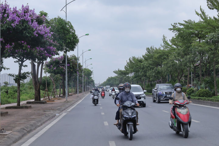 Hà Nội ngày nắng gián đoạn, chiều tối mưa dông