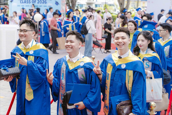 Trường Quản trị và Kinh doanh (HSB) trao bằng tốt nghiệp cho hơn 300 tân khoa