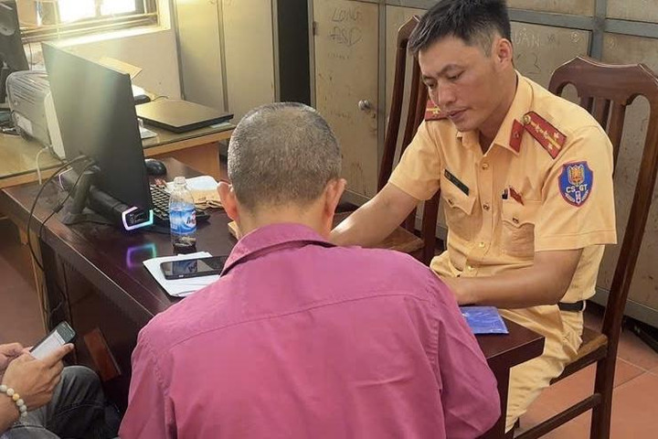 Xử lý nghiêm lái xe buýt sử dụng điện thoại trong khi lái xe