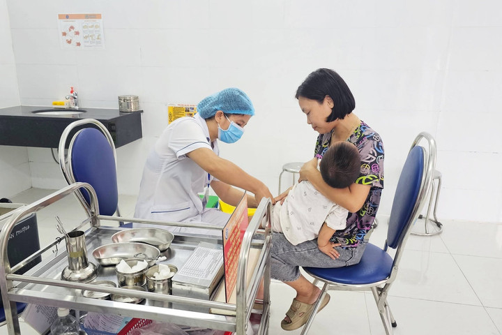 Xã Đan Phượng khám sức khỏe định kỳ miễn phí cho trẻ em dưới 6 tuổi