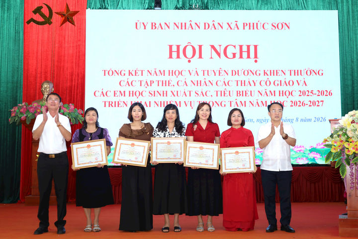 Phúc Sơn tuyên dương 75 tập thể, giáo viên và học sinh tiêu biểu
