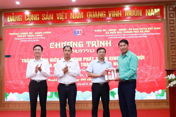 Xã Suối Hai đón đoàn Trường Chính trị - Hành chính Thủ đô Viêng Chăn đến nghiên cứu thực tế