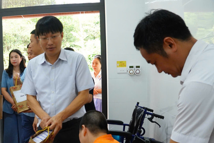 Phường Yên Hòa tặng quà cho nạn nhân chất độc da cam /dioxin năm 2026
