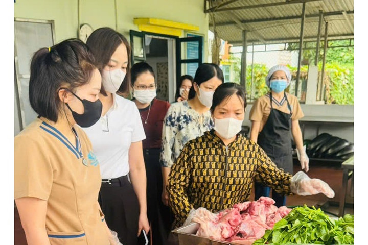 Xã Kim Anh chọn lựa nguồn cung thực phẩm an toàn cho trường học
