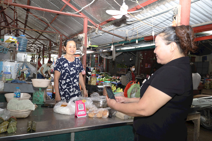 Thanh toán không dùng tiền mặt ở chợ quê Phúc Sơn