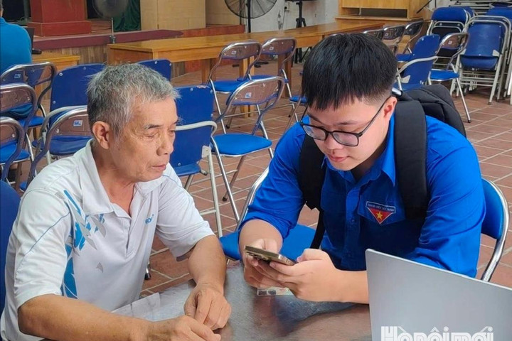 Tuổi trẻ Phú Thượng đưa chuyển đổi số đến từng chi bộ