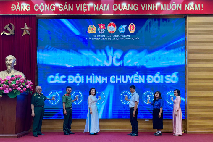 Phường Ô Chợ Dừa ra mắt các mô hình chuyển đổi số hỗ trợ nhân dân