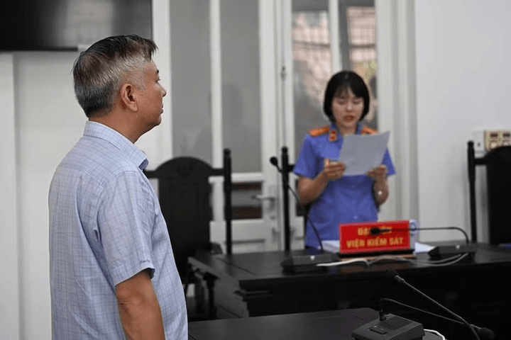 Lái xe Mercedes hành hung tài xế taxi nhận án 6 tháng tù