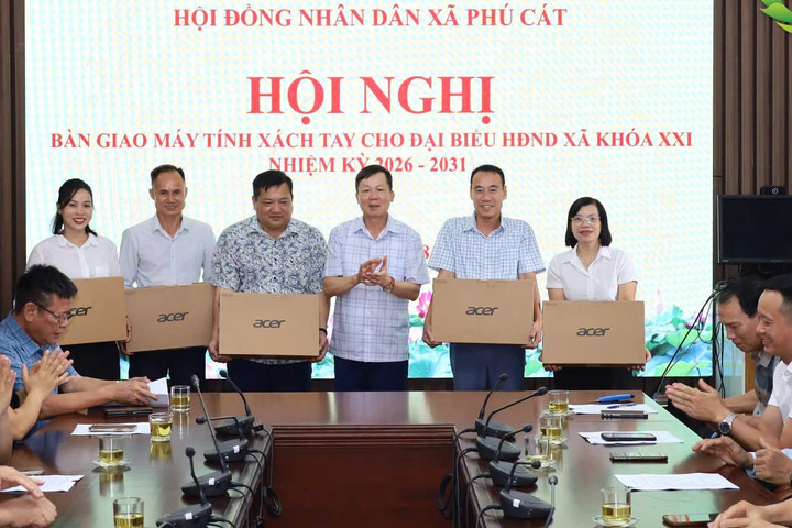 HĐND xã Phú Cát đẩy mạnh mô hình “Kỳ họp không giấy tờ”