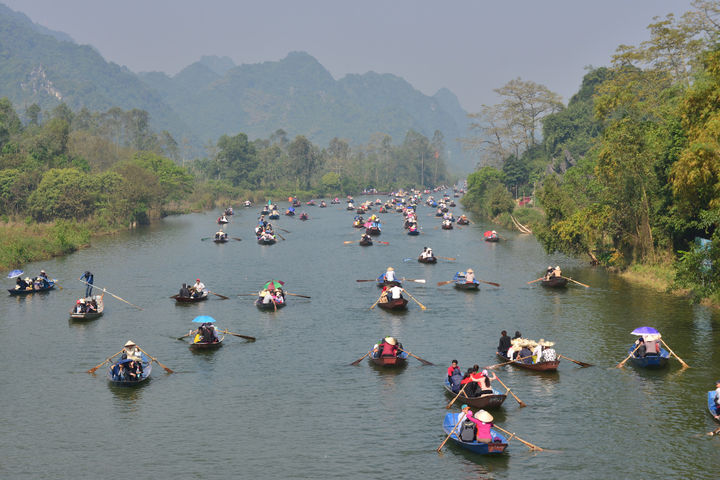 Hứa hẹn chạy giấy phép chèo đò tại Chùa Hương