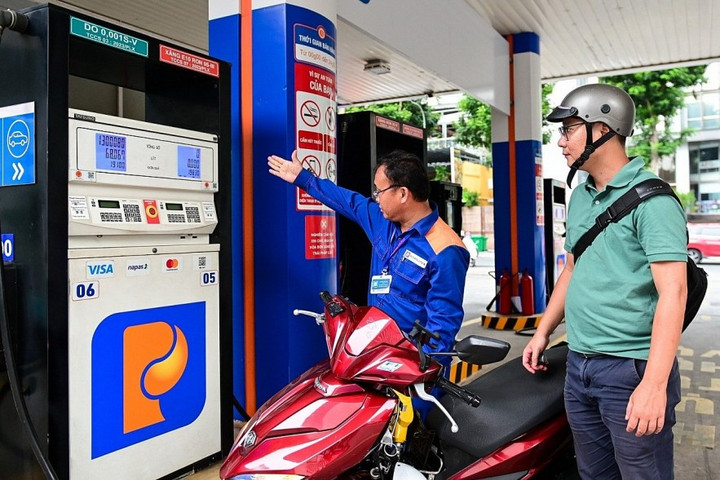 Giá xăng giảm gần 500 đồng/lít