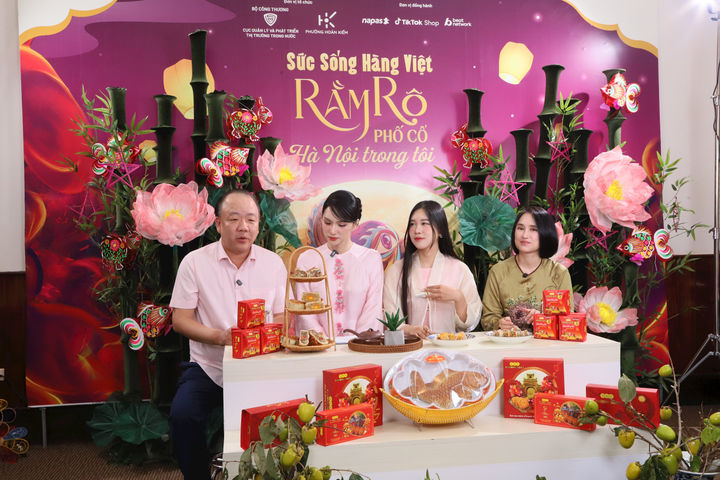 Hoa hậu Hương Giang tham gia livestream tôn vinh sản phẩm đặc trưng phố nghề, phố cổ Hà Nội