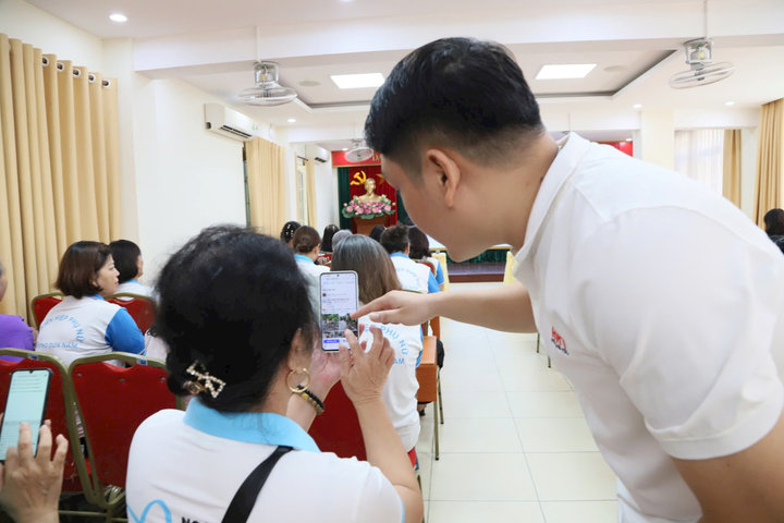 Đẩy mạnh ứng dụng công nghệ và chuyển đổi số cho phụ nữ phường Cửa Nam
