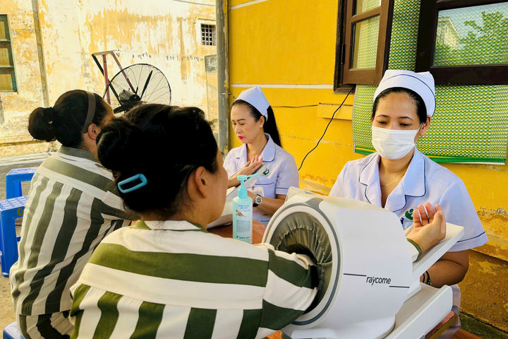 Khám sức khỏe, tặng quà cho hơn 300 nữ phạm nhân Trại giam Thanh Xuân