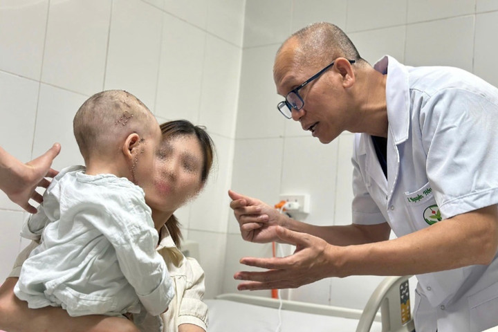 Bé trai 26 tháng tuổi bị chó tấn công được cấp cứu trong gang tấc