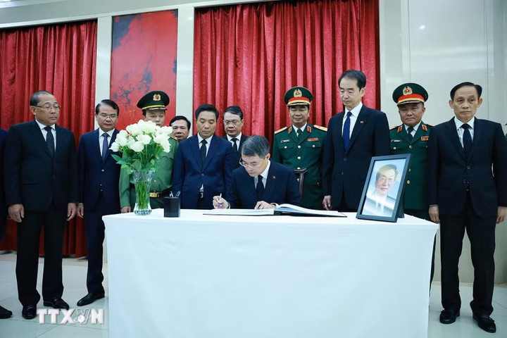 Thủ tướng Lê Minh Hưng viếng nguyên Thủ tướng Quốc vụ viện Trung Quốc Chu Dung Cơ