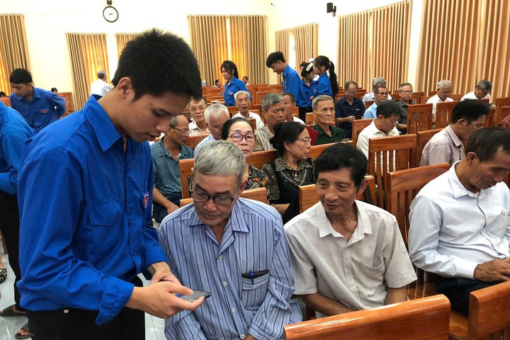 Xã Hồng Sơn: Thu hẹp khoảng cách số với người cao tuổi