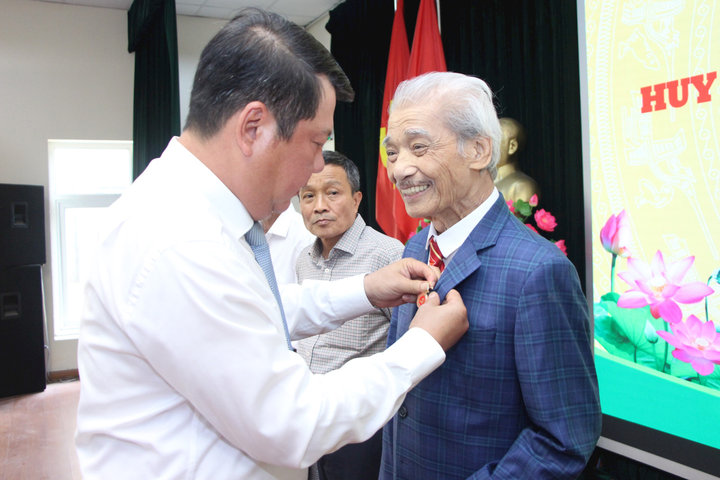 Đảng bộ phường Giảng Võ trao Huy hiệu Đảng cho 147 đảng viên
