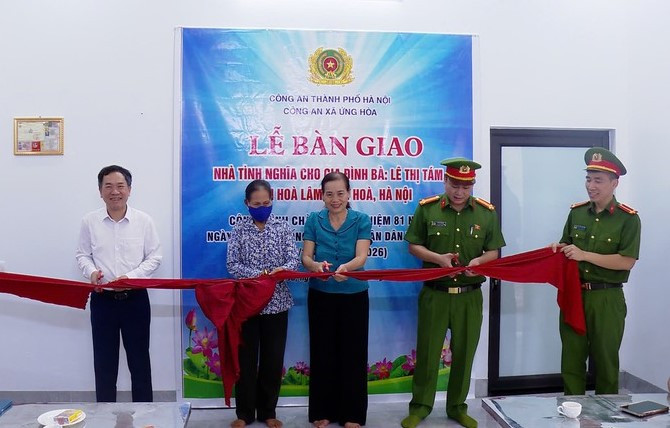 Công an xã Ứng Hòa bàn giao “Nhà tình nghĩa” cho gia đình khó khăn