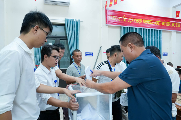 Quốc Oai đấu giá hơn 18ha đất công ích, giá trúng cao gấp 467 lần khởi điểm