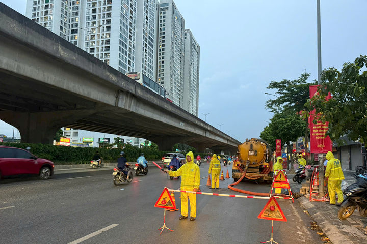 Ứng trực 24/24 giờ chống úng ngập, sẵn sàng xử lý các tình huống