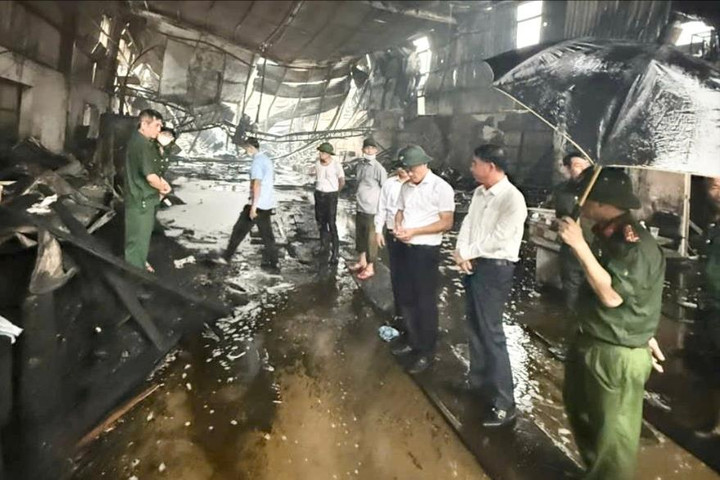 Lãnh đạo thành phố Hà Nội trực tiếp chỉ đạo khắc phục vụ cháy xưởng gỗ ở Chương Mỹ