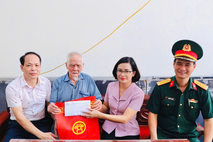 Xã Quang Minh thăm hỏi, tặng quà người có công tiêu biểu trên địa bàn
