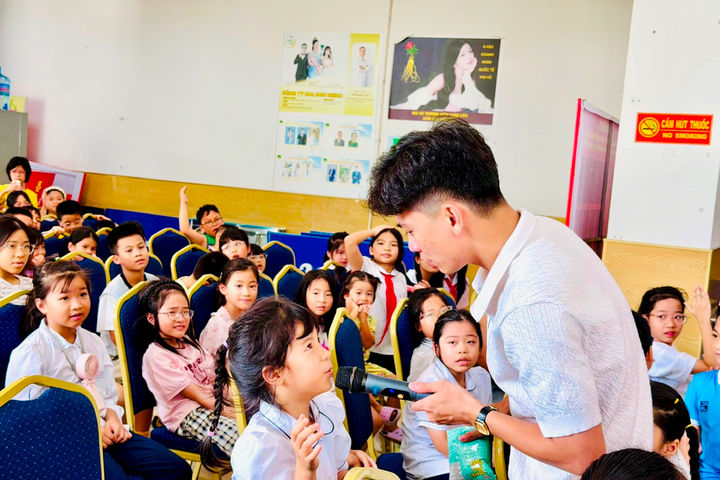 Trẻ em phường Hoàng Mai học cách làm chủ không gian mạng