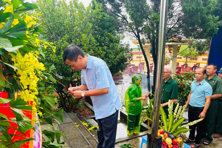 Tiếp nối hành trình “Trả lại tên cho các anh” tại Nghĩa trang Liệt sĩ Tân Hòa