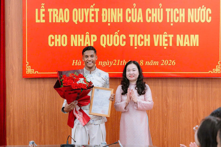 Trao quyết định nhập quốc tịch Việt Nam cho cầu thủ Nguyễn Adou Leygley Minh
