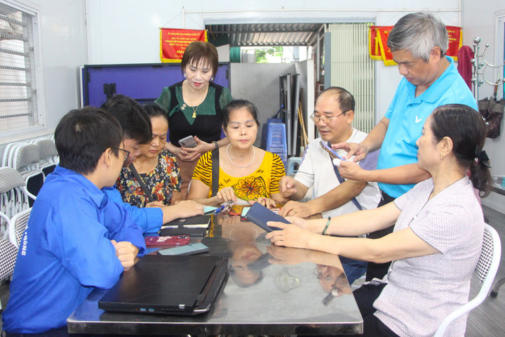 "Đội mưa" hỗ trợ người dân phường Giảng Võ lên không gian số