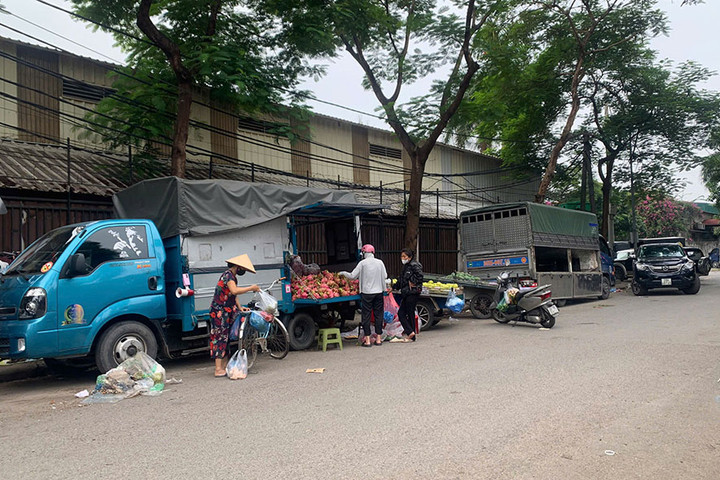 "Quầy hàng di động" trên thùng xe tải: Cần sớm có giải pháp xử lý triệt để