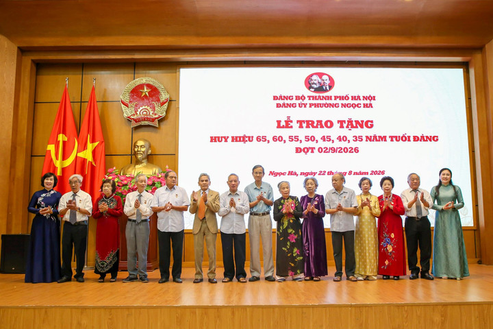 Phường Ngọc Hà trao Huy hiệu Đảng đợt 2/9 tặng 409 đảng viên