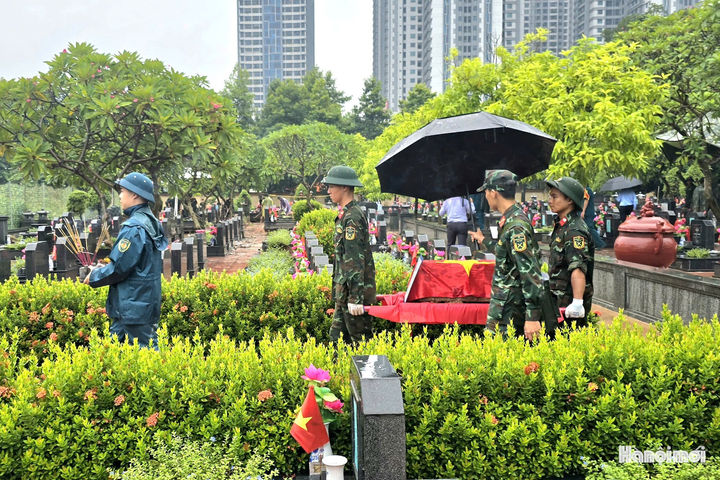Dầm mưa lấy mẫu hài cốt liệt sĩ tại Nghĩa trang Mai Dịch