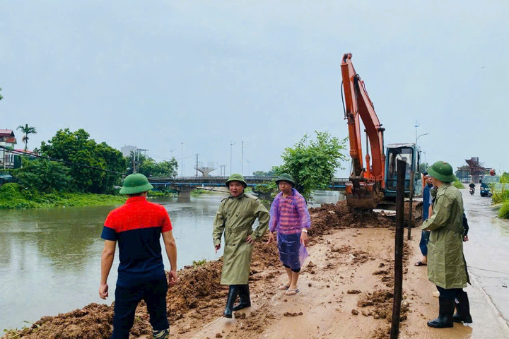 Thường Tín xử lý điểm xung yếu tuyến đê sông Nhuệ