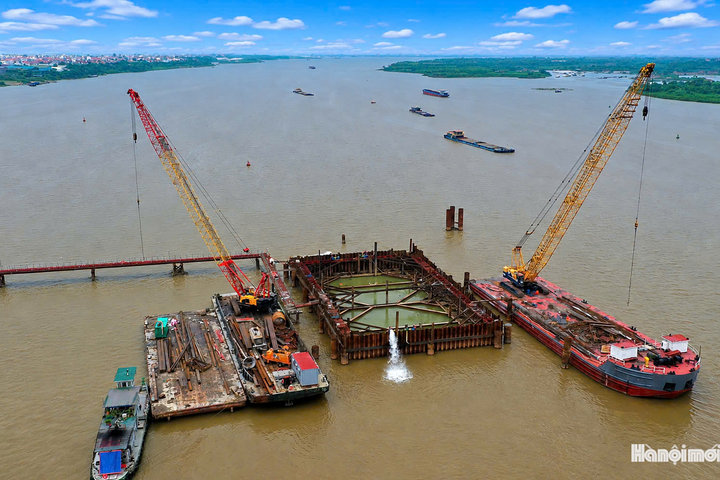 Công nhân vượt mưa gió tăng tốc thi công cầu Thượng Cát