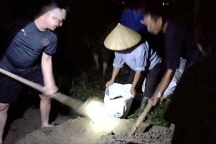 Xã Phú Xuyên: Khẩn trương xử lý sự cố nước tràn bờ kênh A27