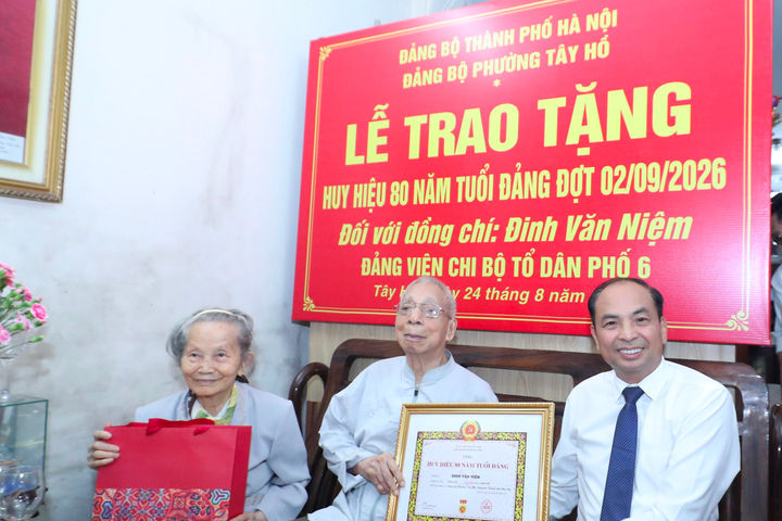 Phường Tây Hồ: Trao Huy hiệu 70, 80 năm tuổi Đảng và tặng quà dịp Quốc khánh 2-9