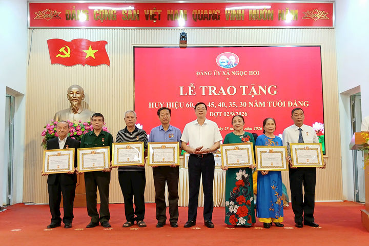 Đảng bộ xã Ngọc Hồi trao Huy hiệu Đảng đợt 2-9 cho 76 đảng viên