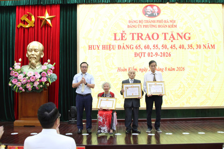 246 đảng viên phường Hoàn Kiếm được trao tặng, truy tặng Huy hiệu Đảng