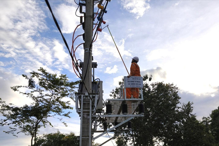 Điện lực Tủa Chùa đóng điện 3 trạm biến áp phục vụ nhân dân đón Tết Độc lập 2-9