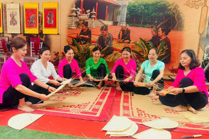 Hồn quê trong những chiếc quạt nan ở xã ngoại thành Hà Nội